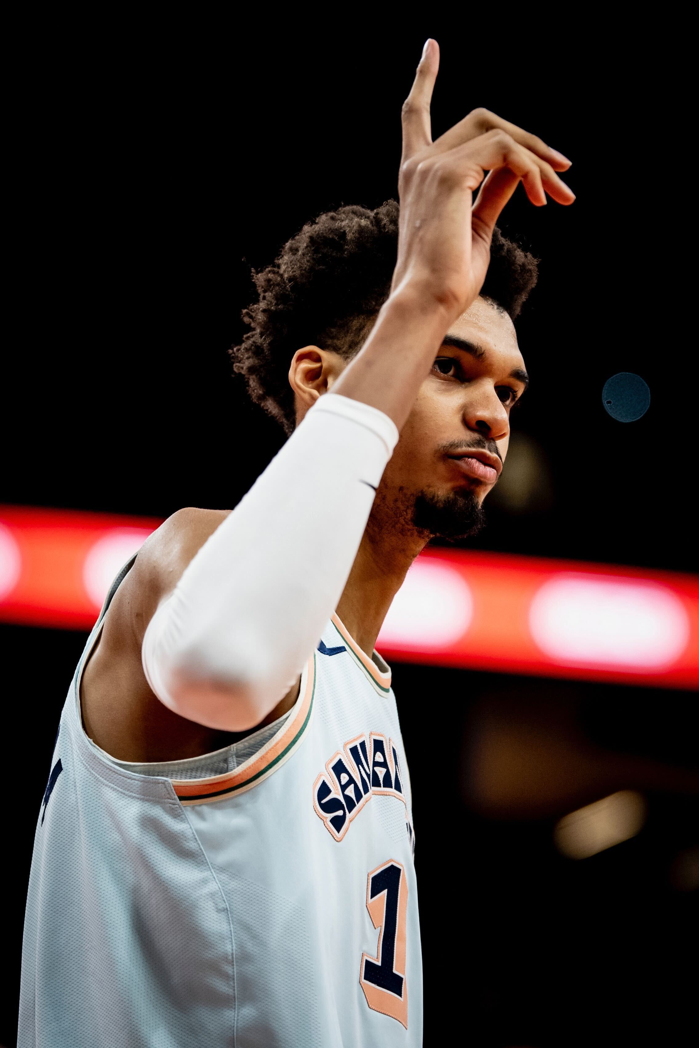 字母哥在西班牙队比赛中夺冠，出色防守引发热议！的简单介绍